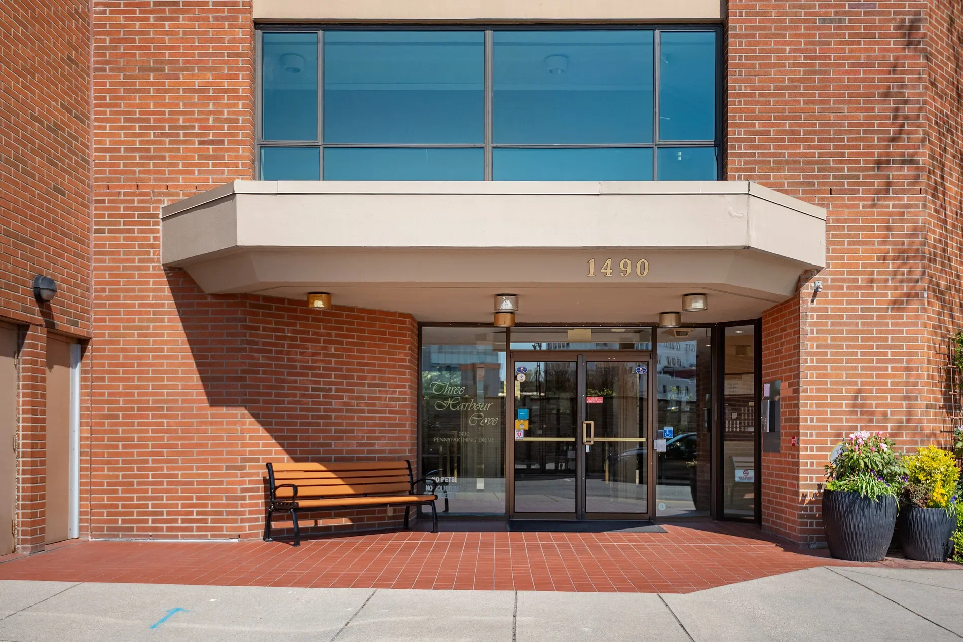 Exterior photo 4