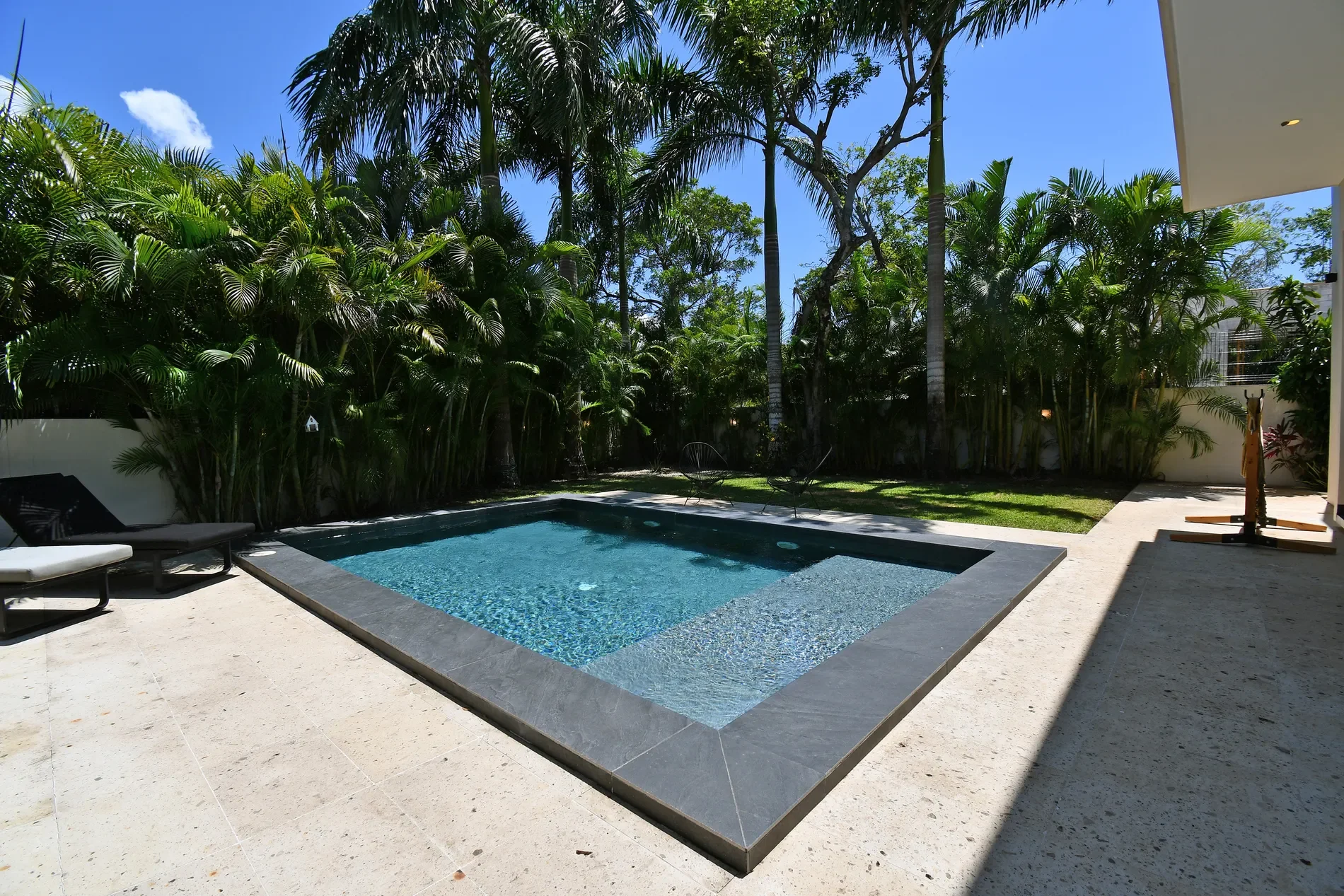 Exterior photo 6