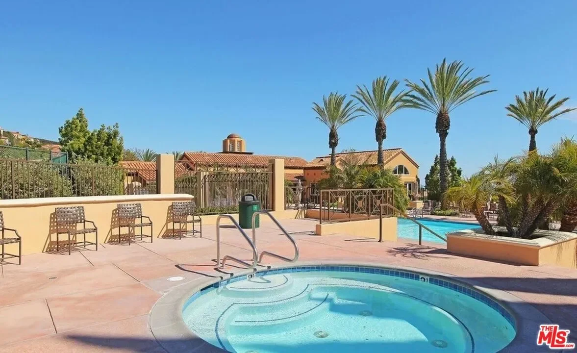 Exterior photo 8