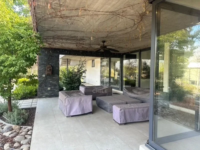 Exterior photo 2