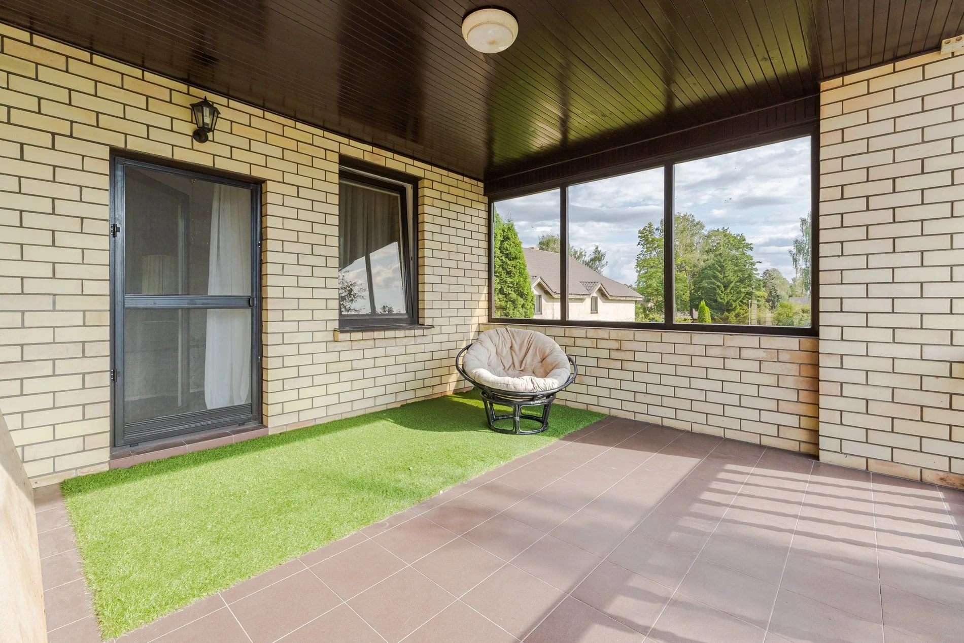 Exterior photo 3