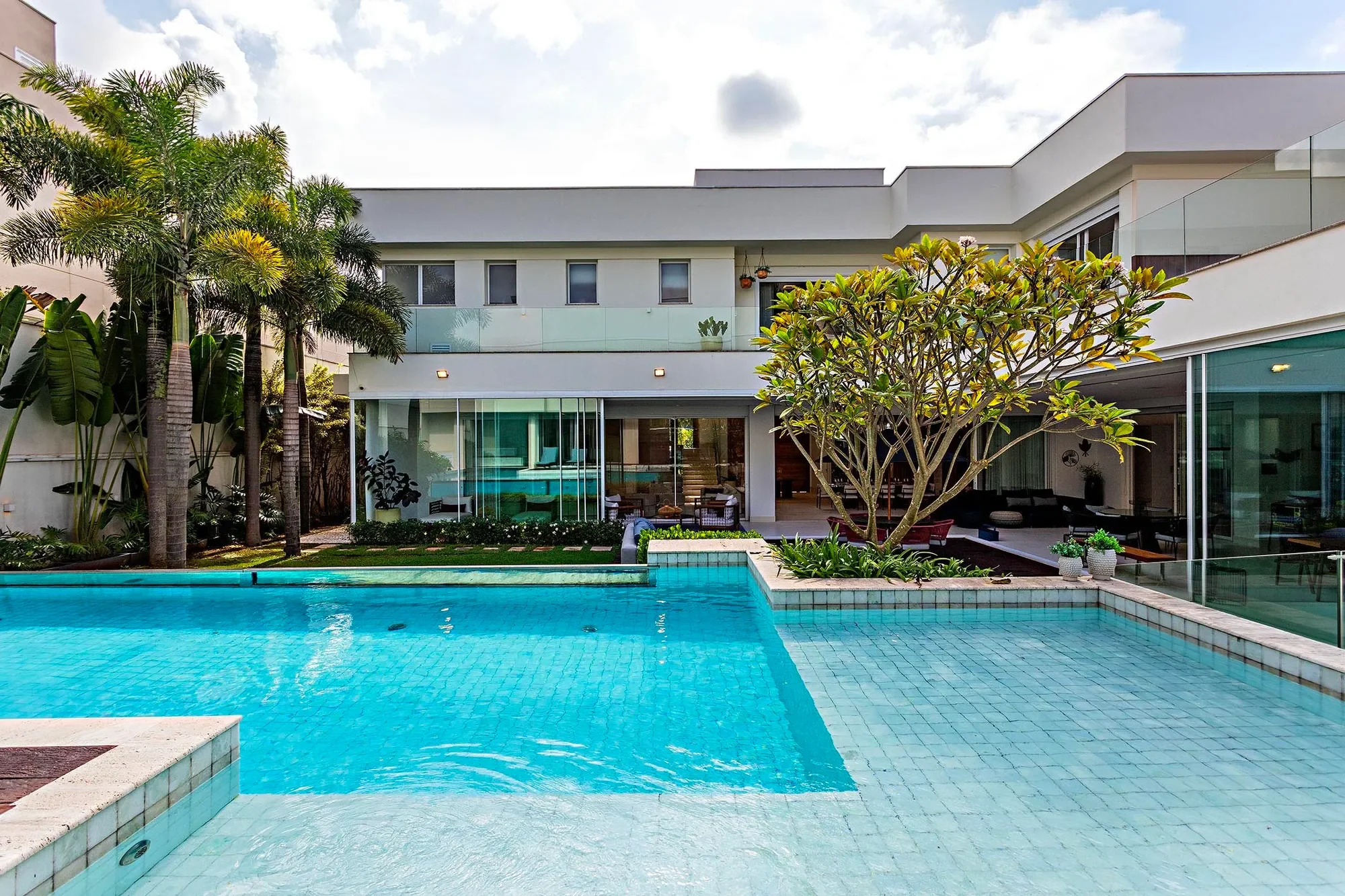 Exterior photo 4