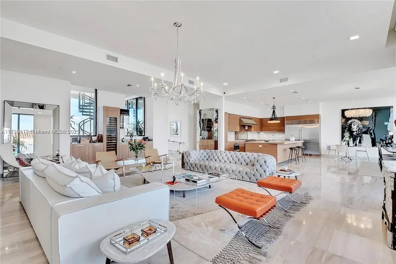 unique penthouse in exclusive Glencoe