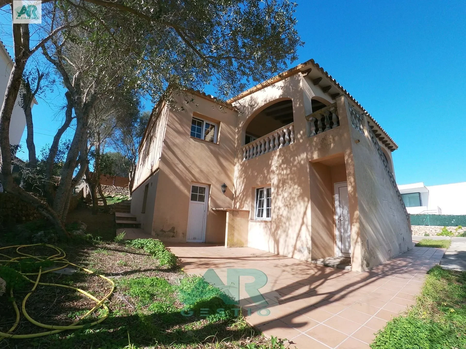 Exterior photo 5