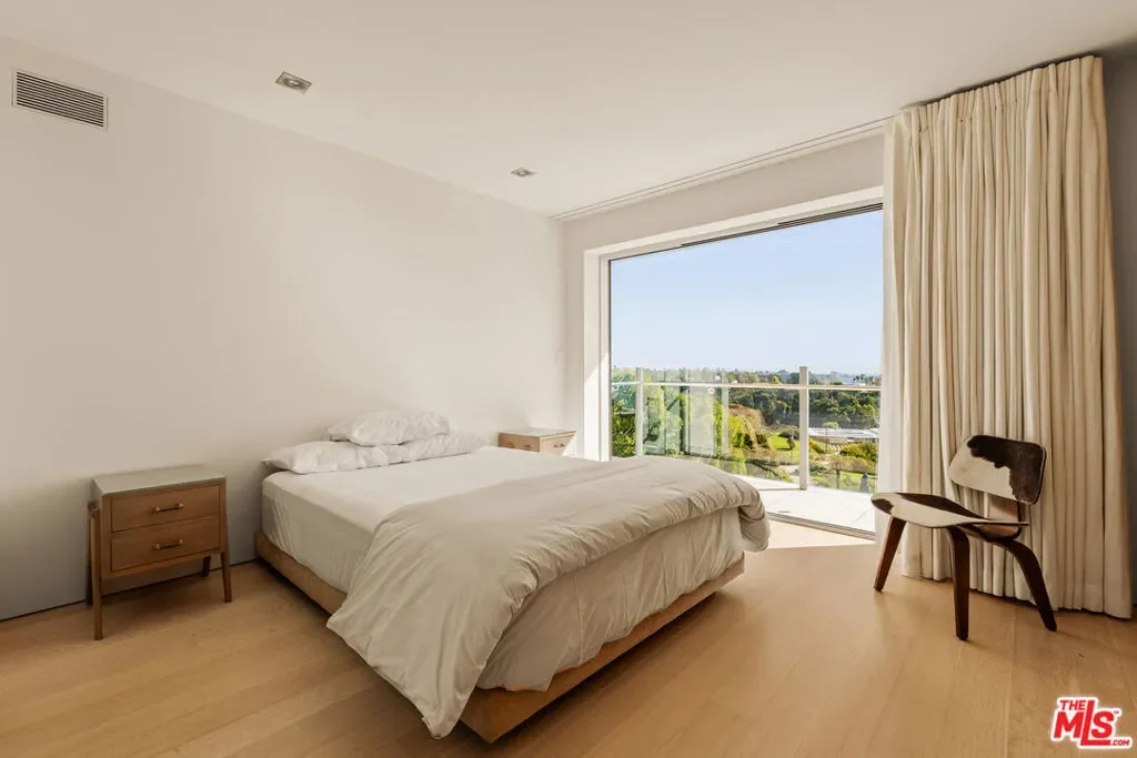 467 Paseo Miramar, Los Angeles, California, United States. - Photo 36
