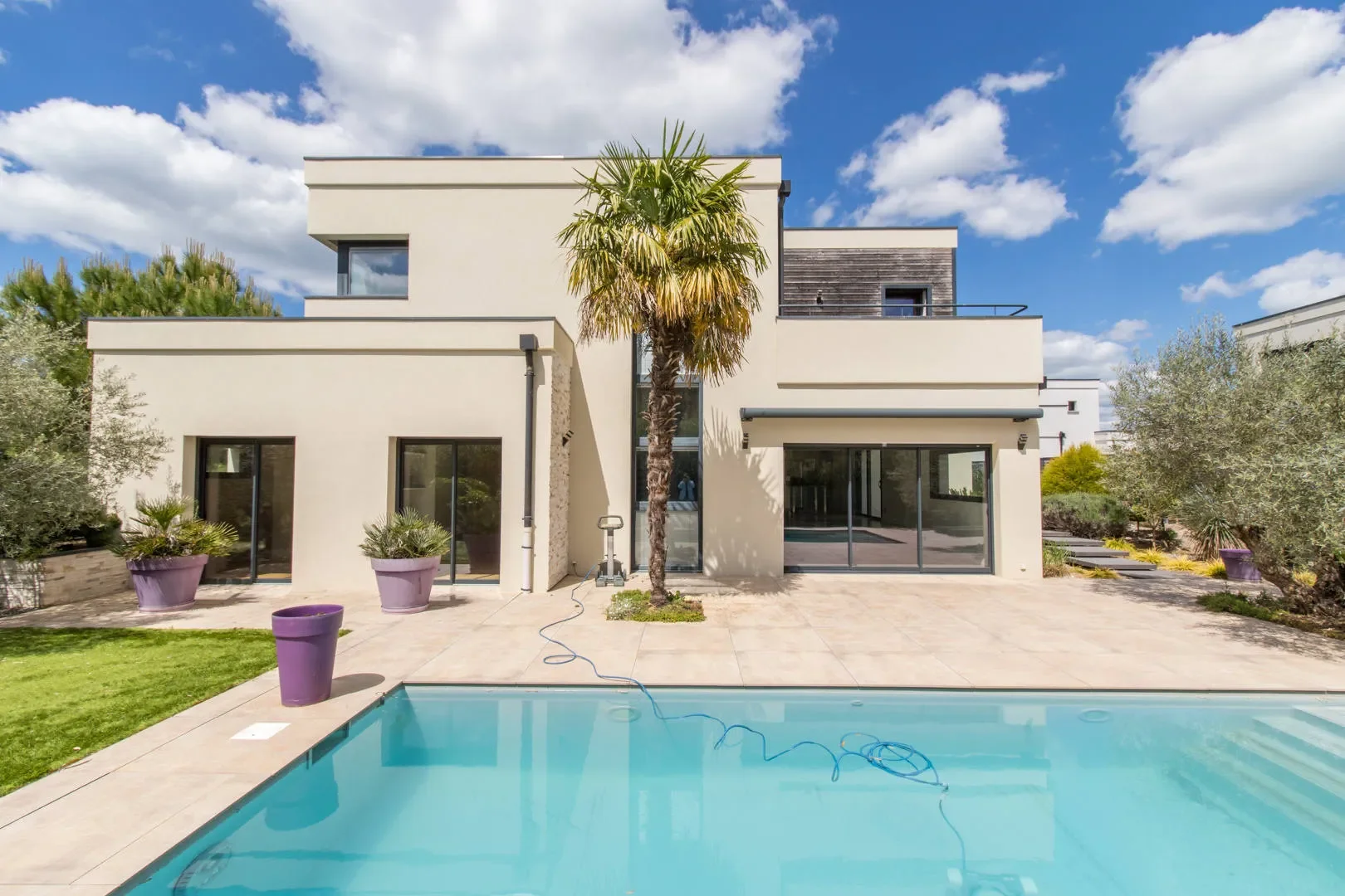 Exterior photo 8