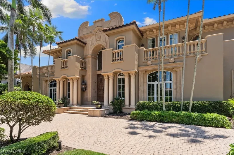 Single Family Residence in Naples