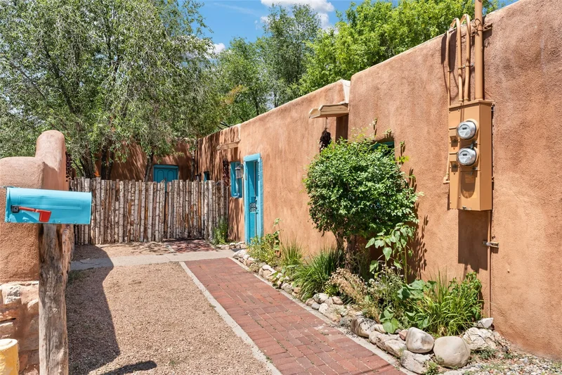 868 E Alameda Street, Santa Fe, NM 87501, Santa Fe, New Mexico, United States. - Photo 29