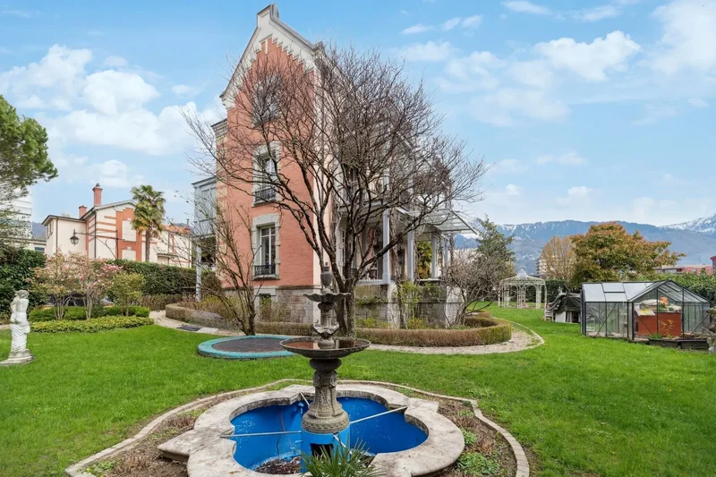A Few Steps From The Lakefront, In The Popular Villas Dubochet Area
