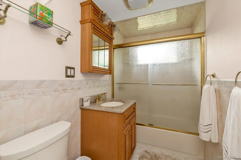 7 Swartout Place, Amityville, New York, United States. - Photo 17