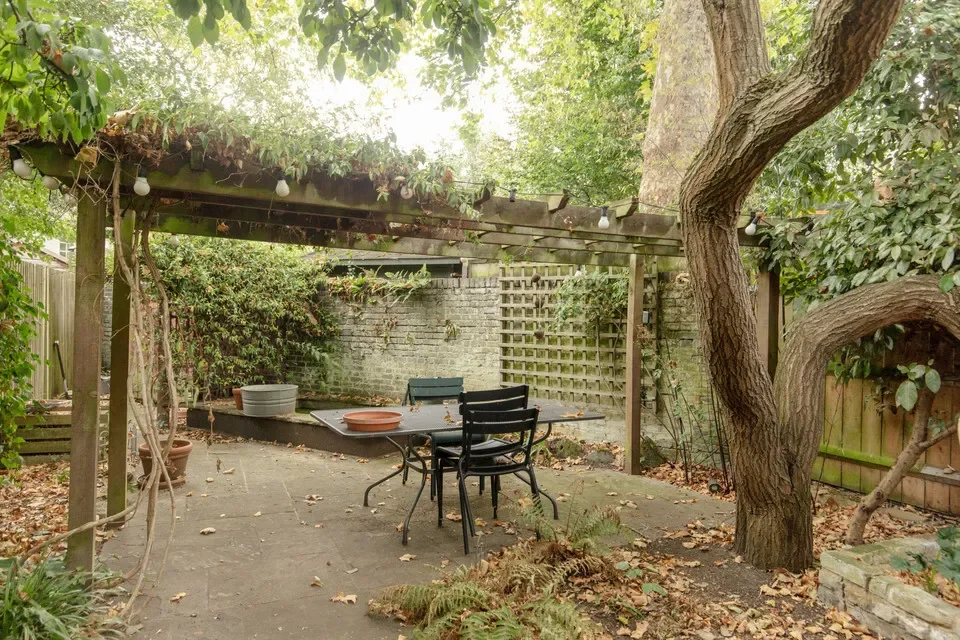 Exterior photo 4