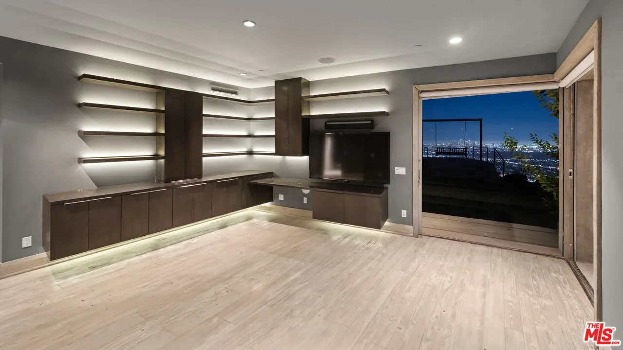 1600 Viewmont Dr, Los Angeles, California, United States. - Photo 16