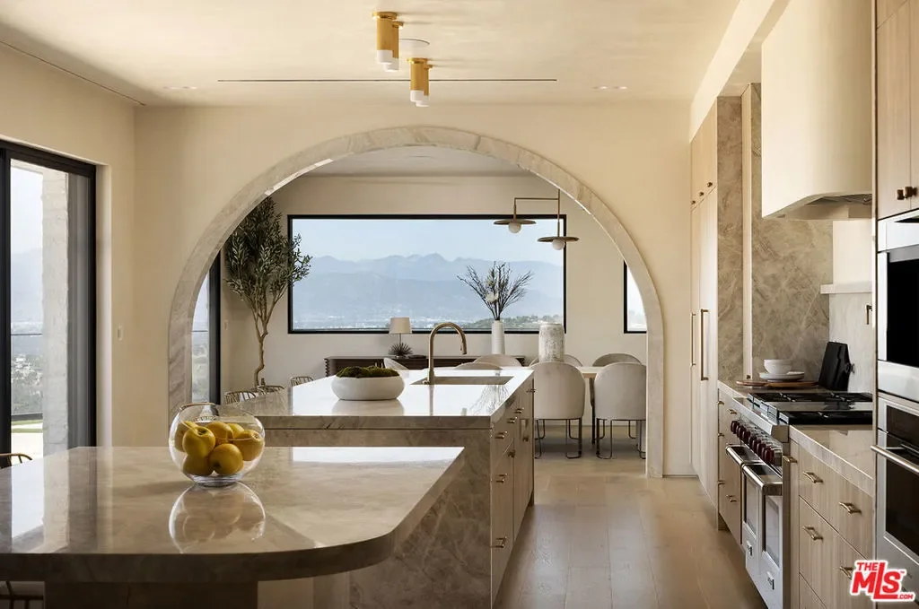 16401 Mulholland Drive, Los Angeles, California, United States. - Photo 33