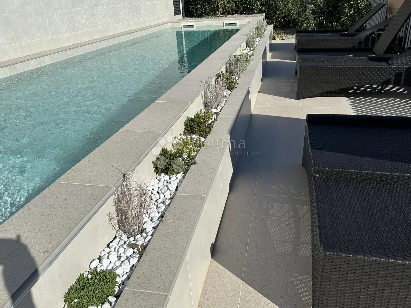 Exterior photo 2