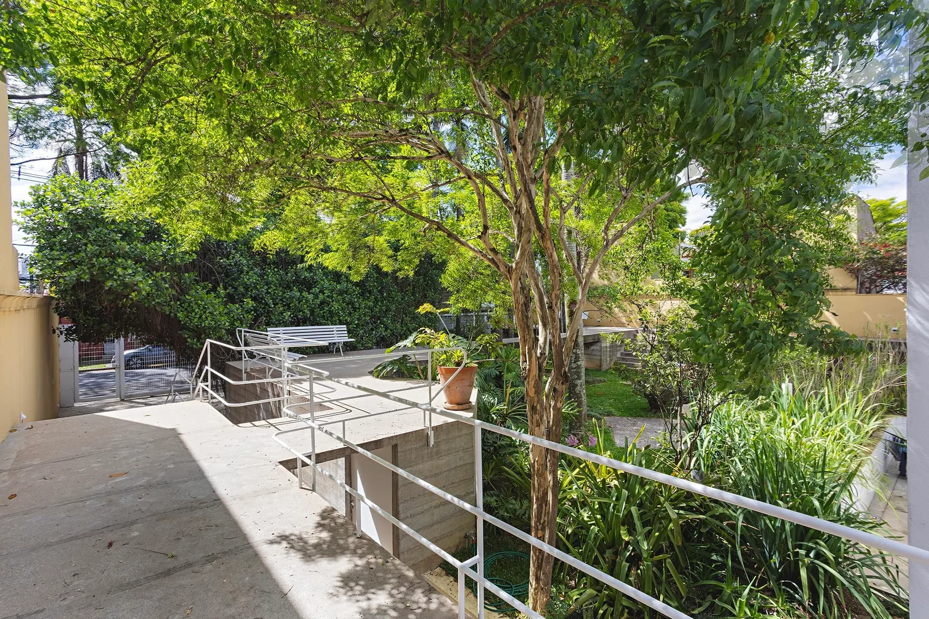 Exterior photo 7