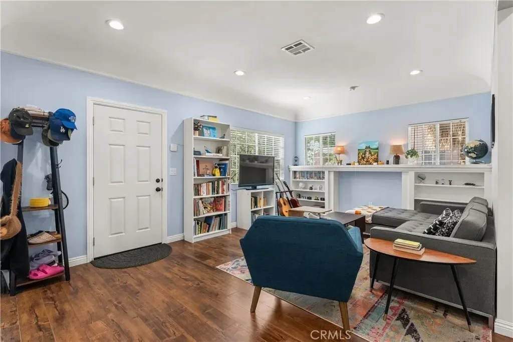 14835 Kittridge Street, Los Angeles, California, United States. - Photo 2