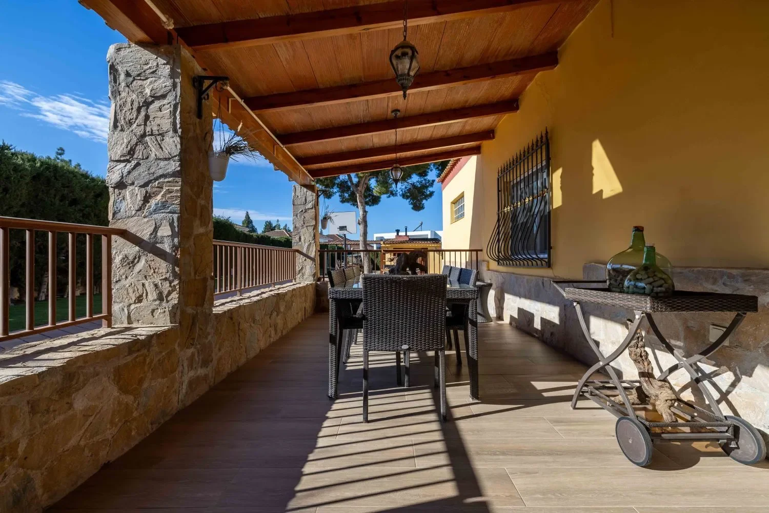 Exterior photo 5