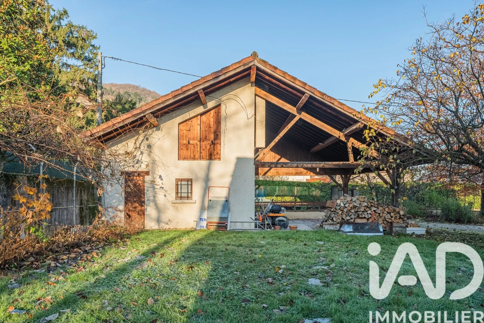 Exterior photo 2