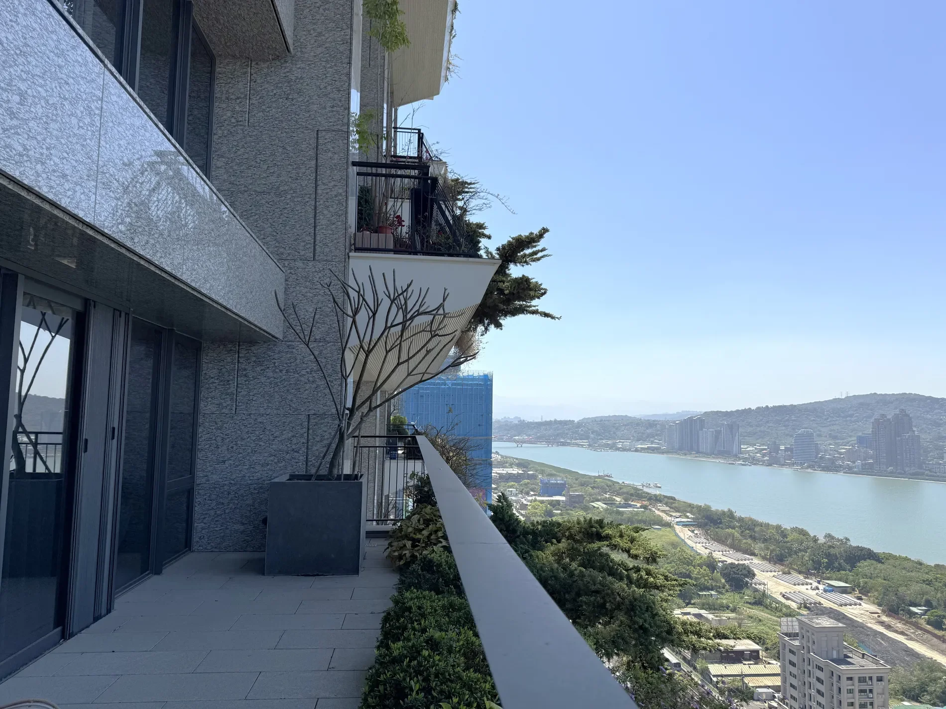 Exterior photo 1