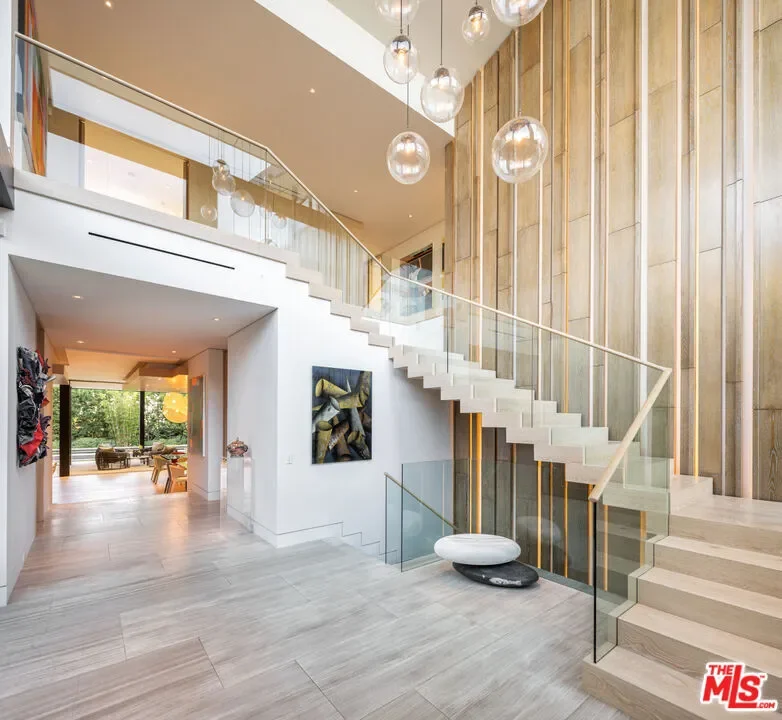814 Toulon Drive, Los Angeles, California, United States. - Photo 2