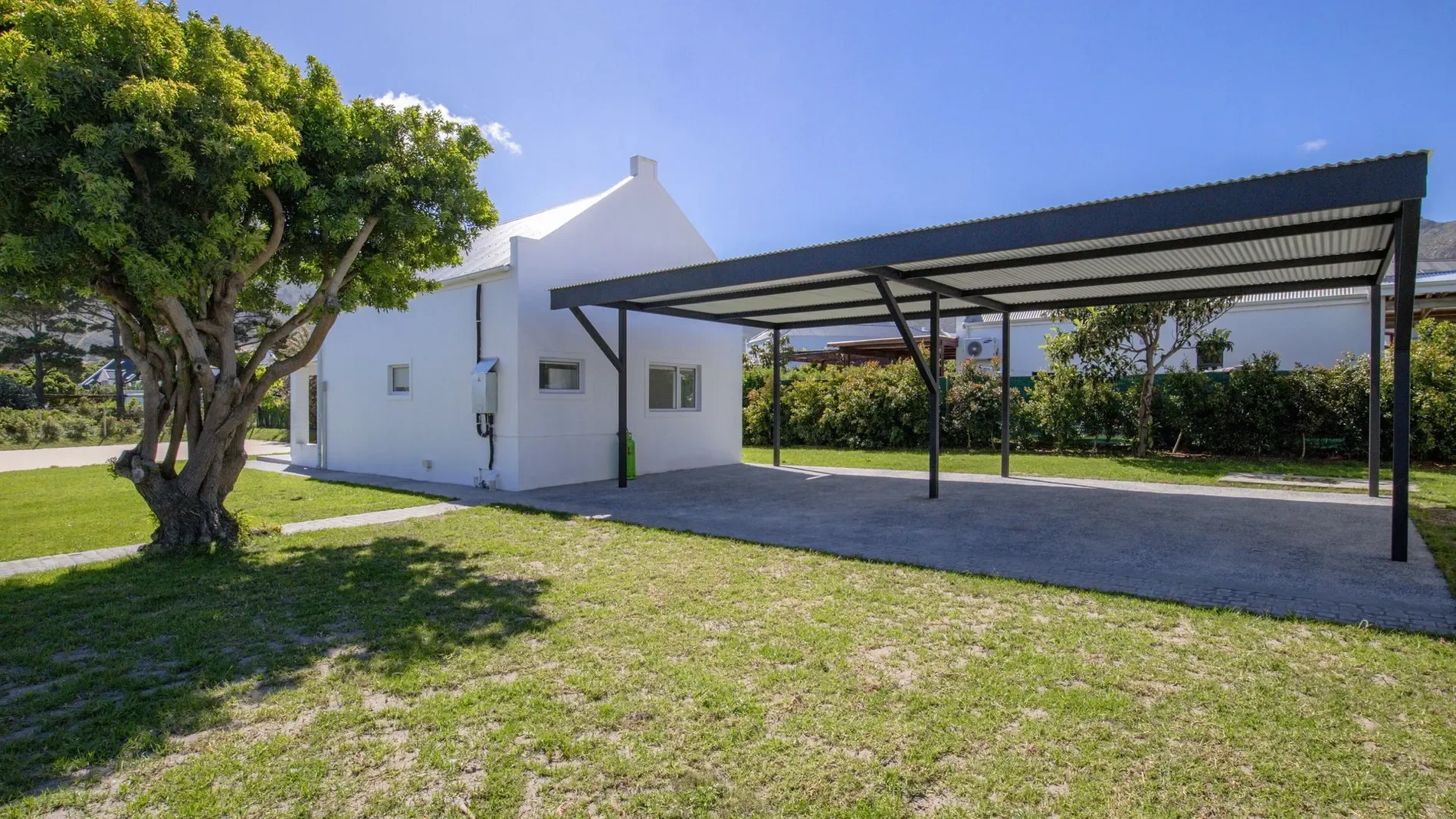 Exterior photo 8