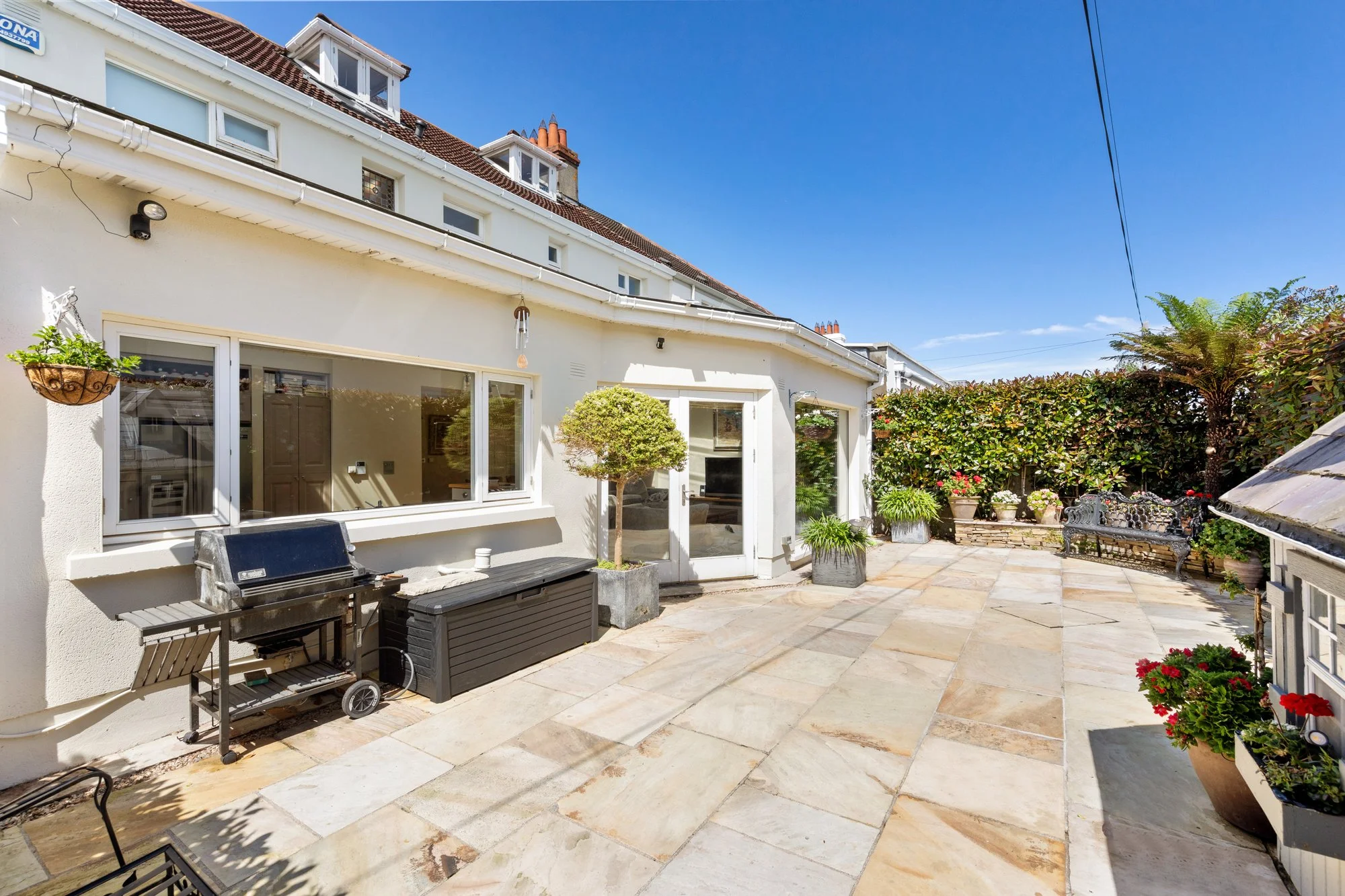 Exterior photo 5