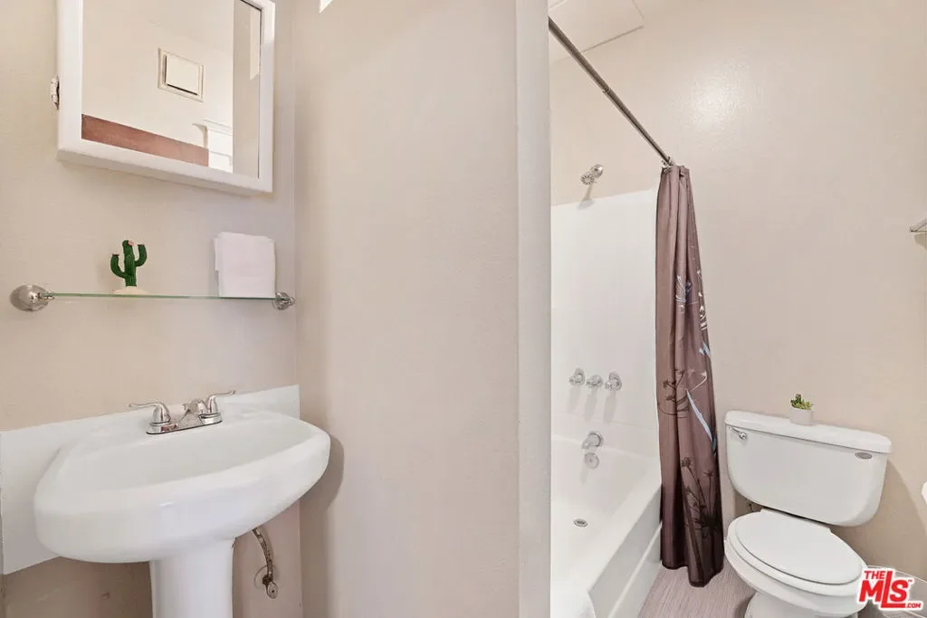 330 Cedar Avenue, Signal Hill, California, United States. - Photo 12