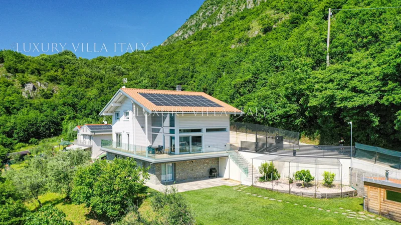 Eco-sustainable Wooden Villa on Lake Iseo