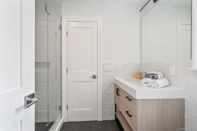 10 Threepence Drive, Melville, New York, United States. - Photo 29