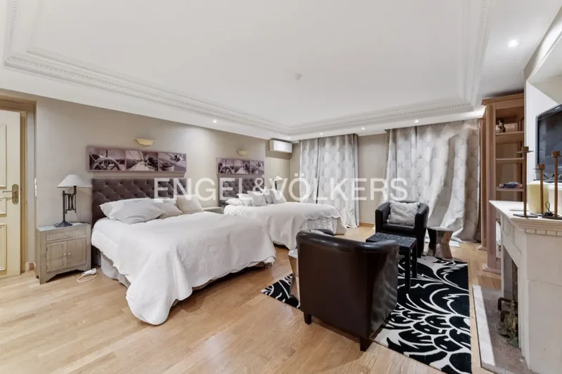 Neuilly-sur-Seine, Île-de-France, France. - Photo 7