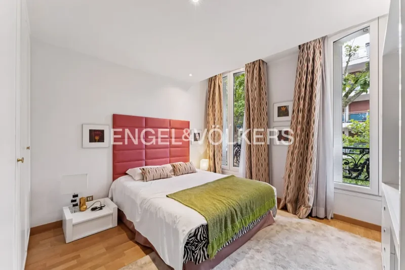 Neuilly-sur-Seine, Île-de-France, France. - Photo 13