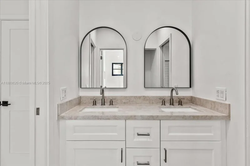 1426 Robbia Ave, Coral Gables, Florida, United States. - Photo 11