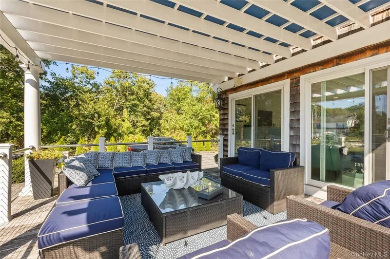 28 S Montgomery Avenue, Bay Shore, New York, United States. - Photo 2