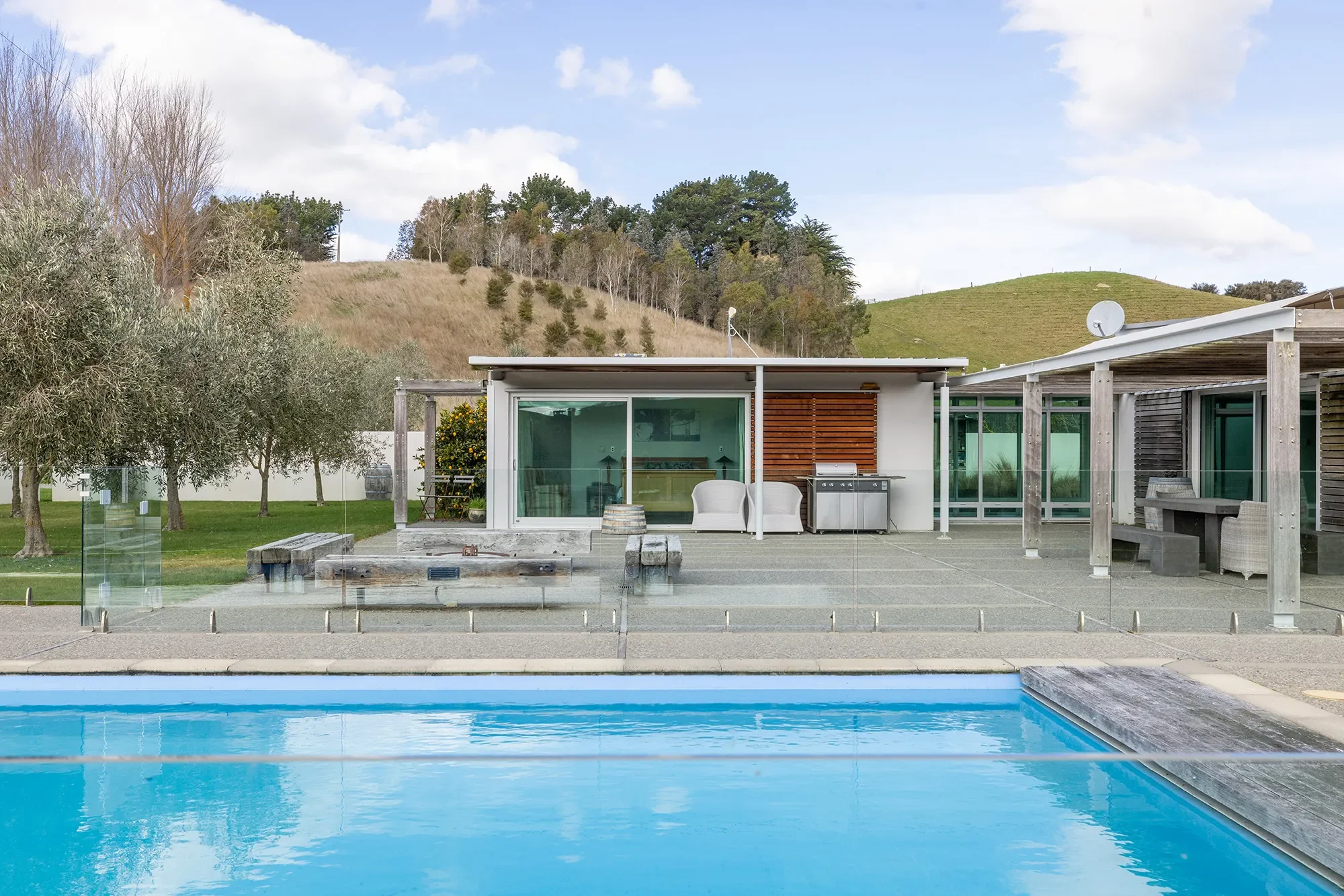Exterior photo 5