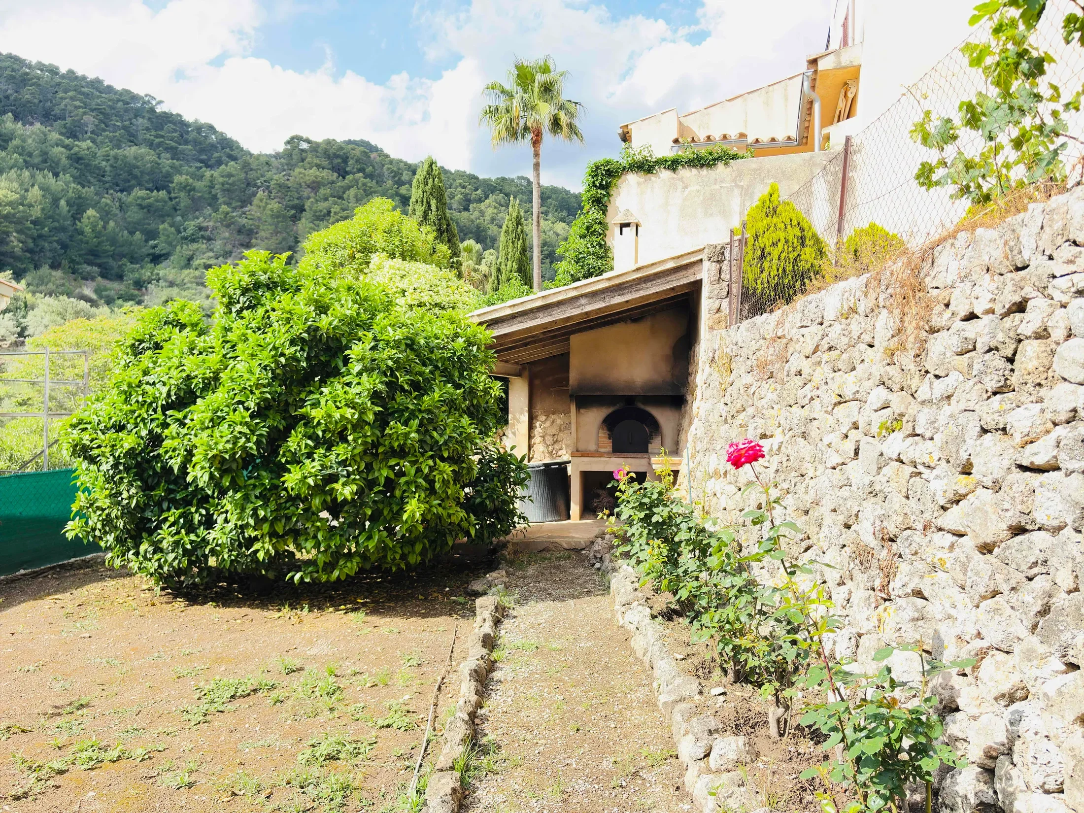 Exterior photo 6