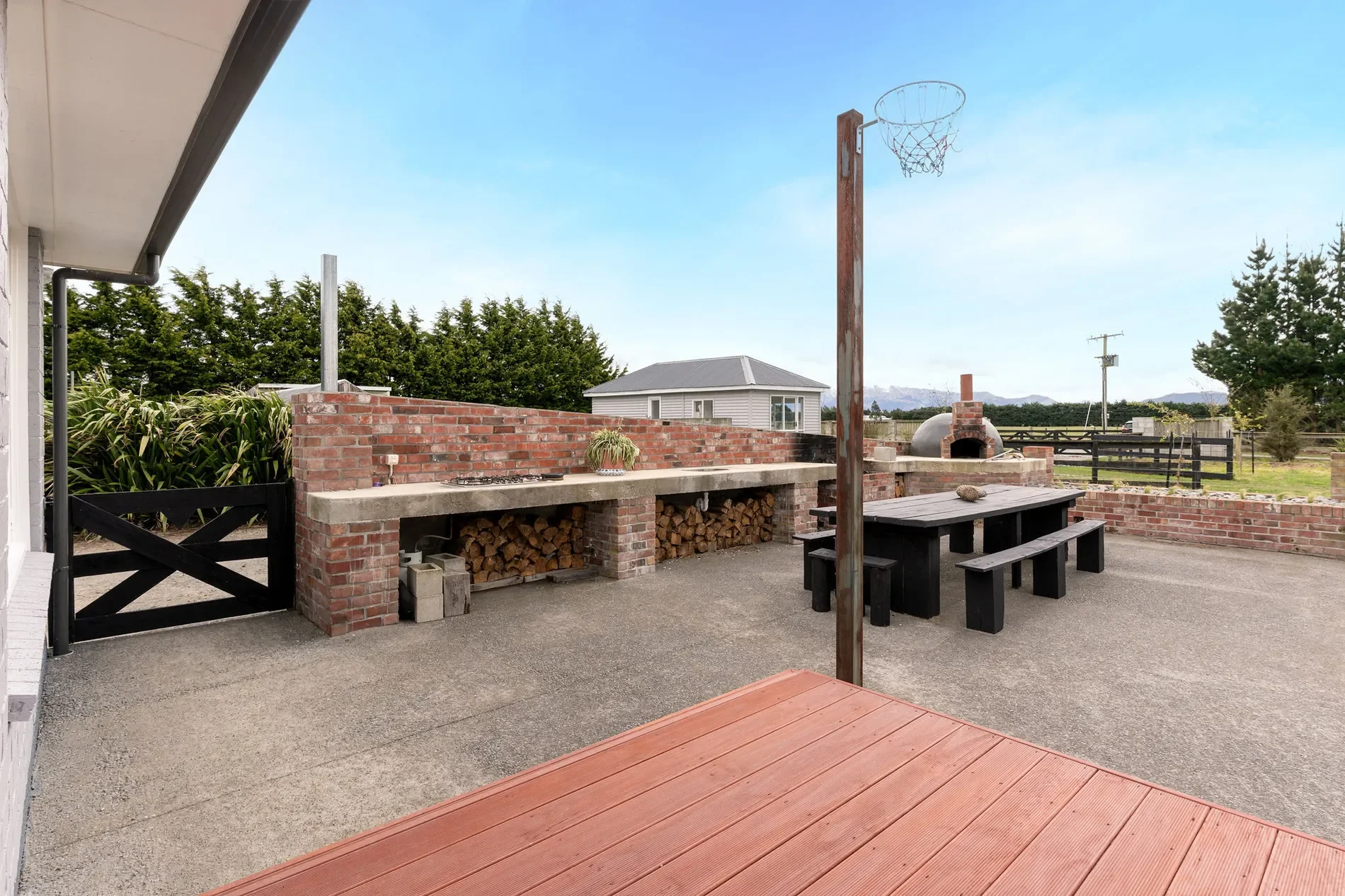 Exterior photo 6