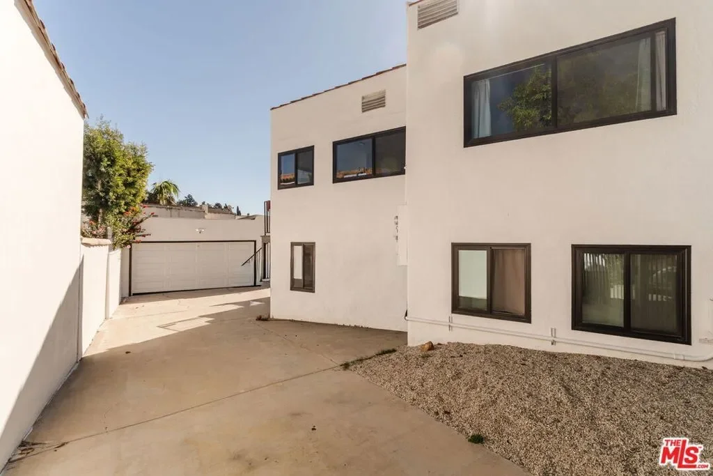 2060 High Tower Drive, Los Angeles, California, United States. - Photo 12
