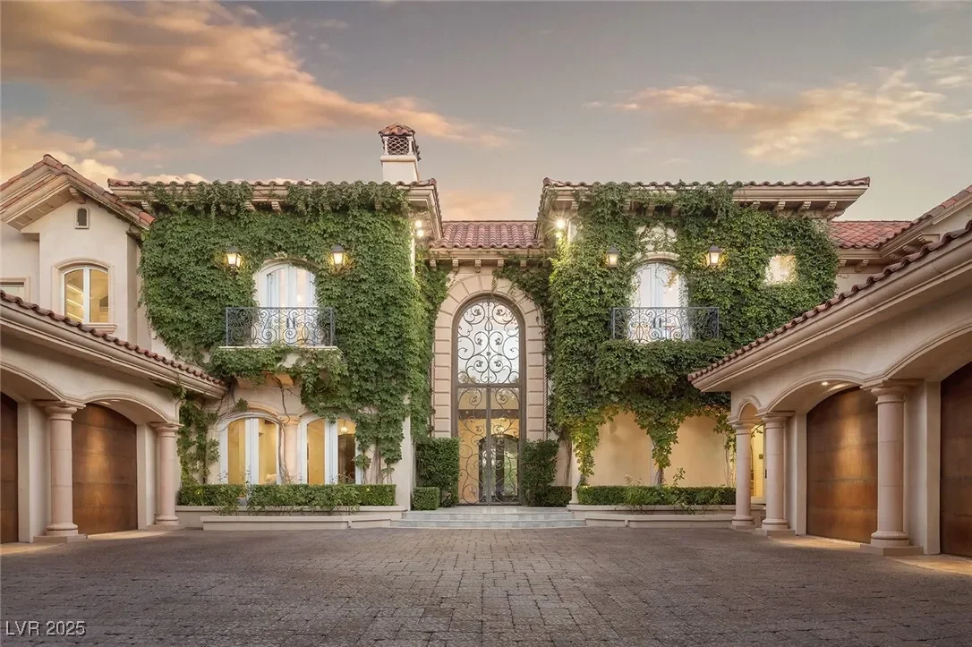 9017 Grove Crest Lane, Las Vegas, Nevada, United States. - Photo 3