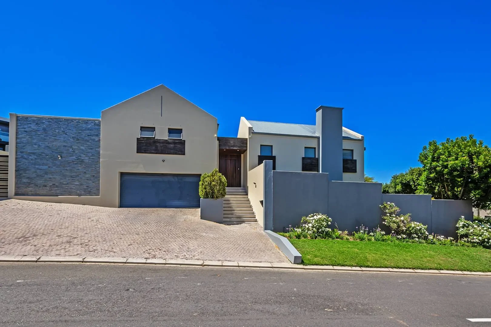 Exterior photo 5