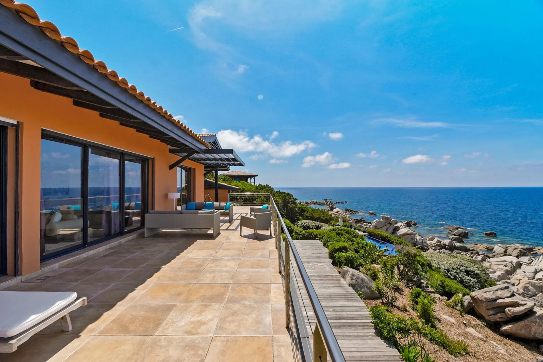 Exterior photo 2