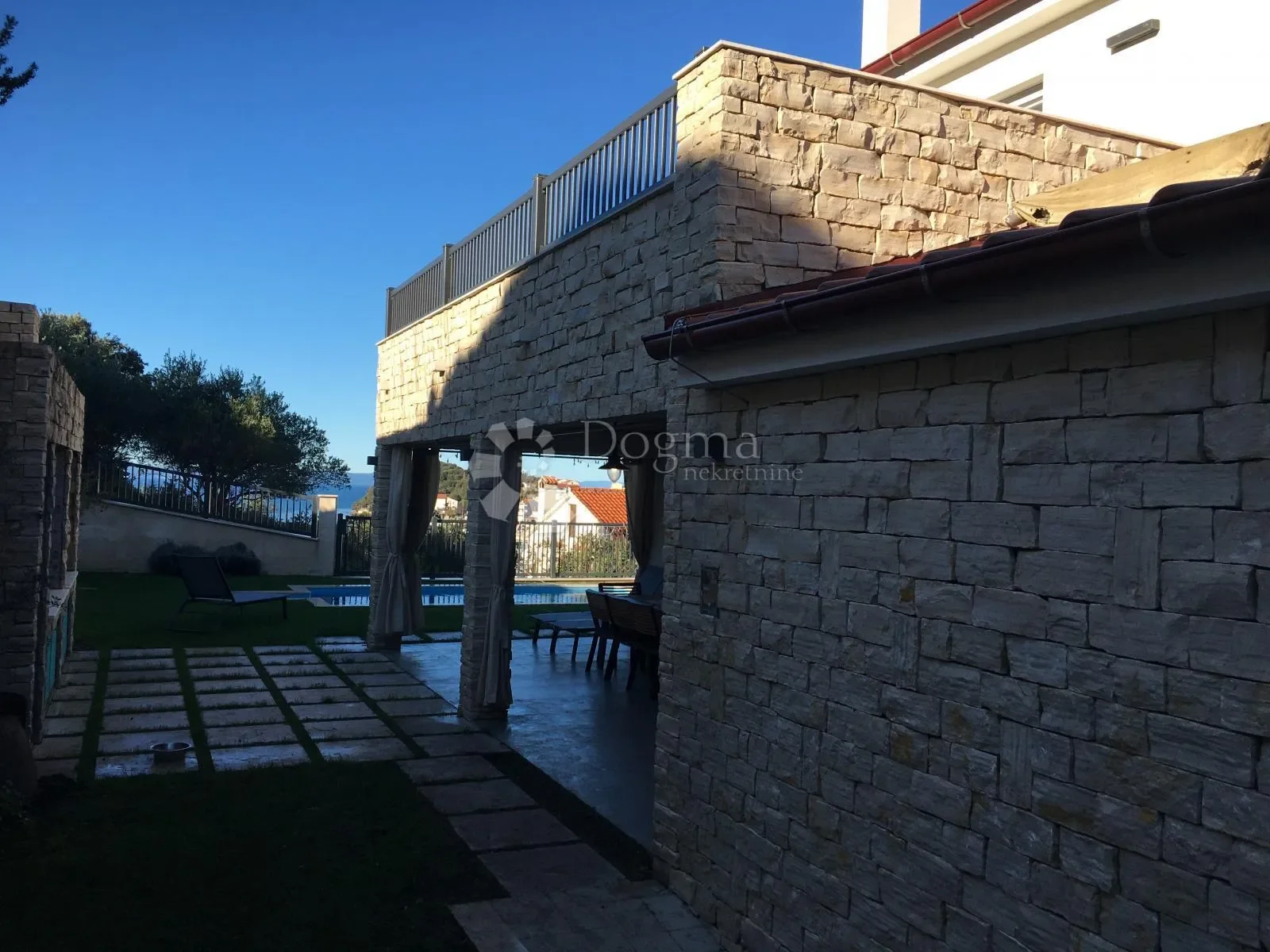 Exterior photo 9