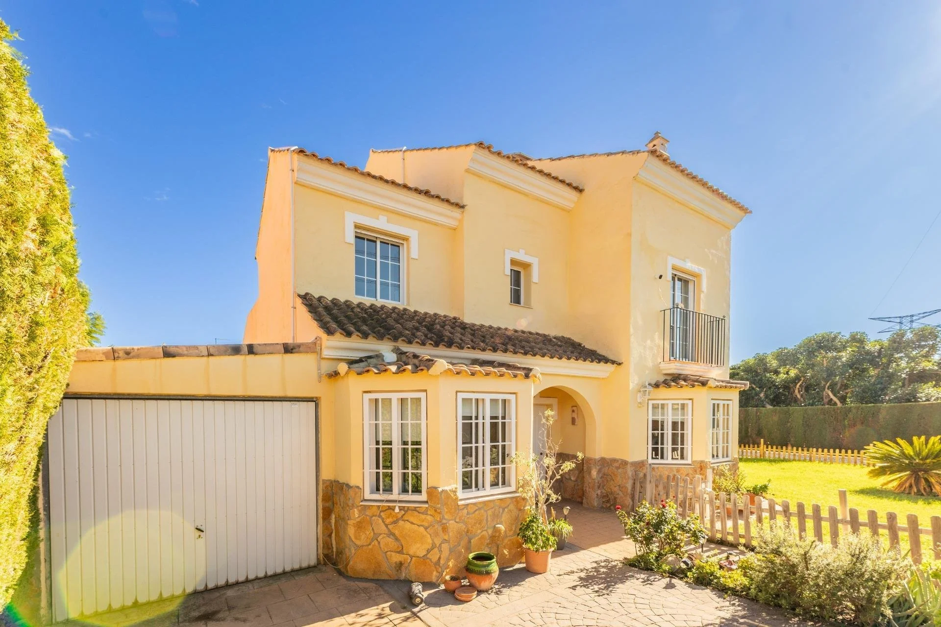 Exterior photo 8