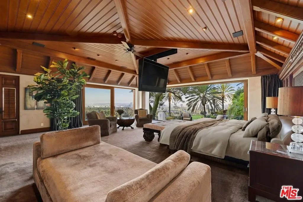 10066 Cielo Drive, Beverly Hills, California, United States. - Photo 17