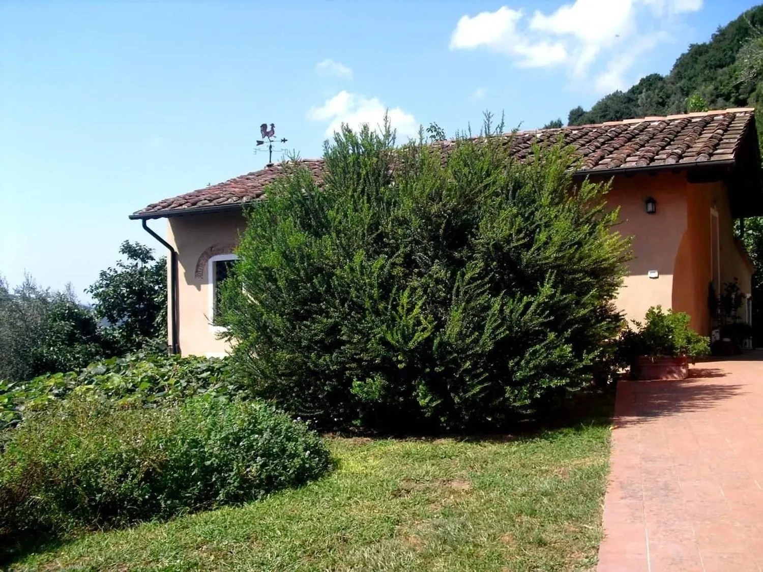 Exterior photo 3