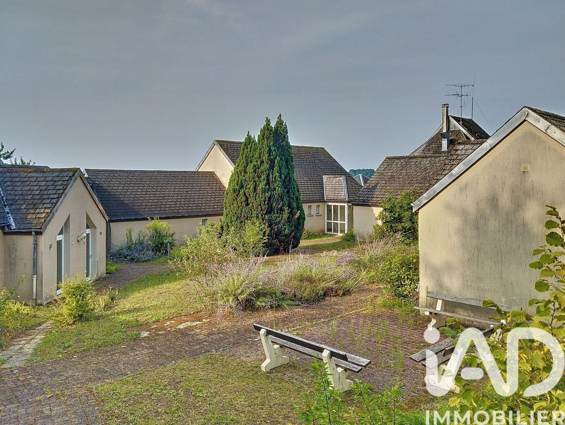 Exterior photo 4