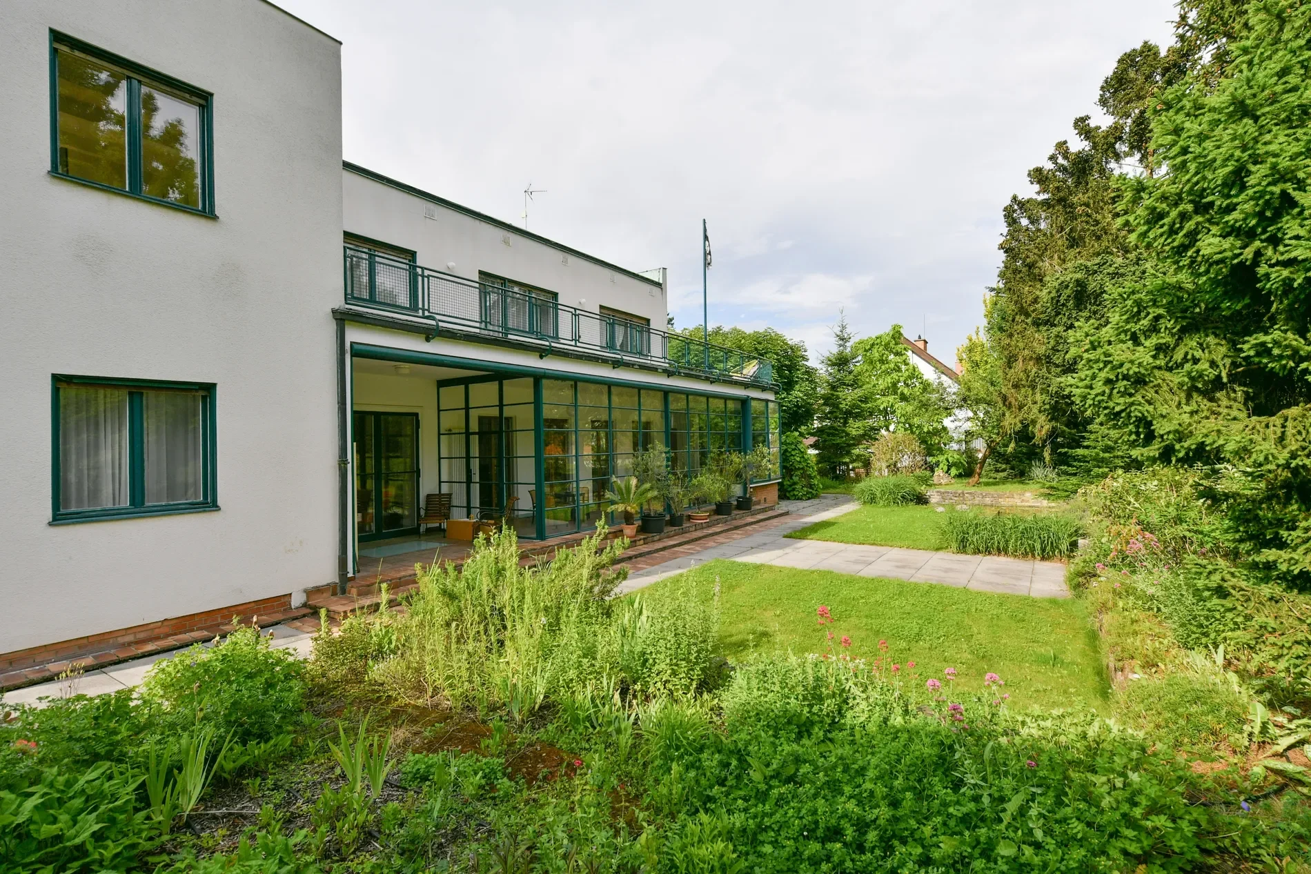 Exterior photo 3