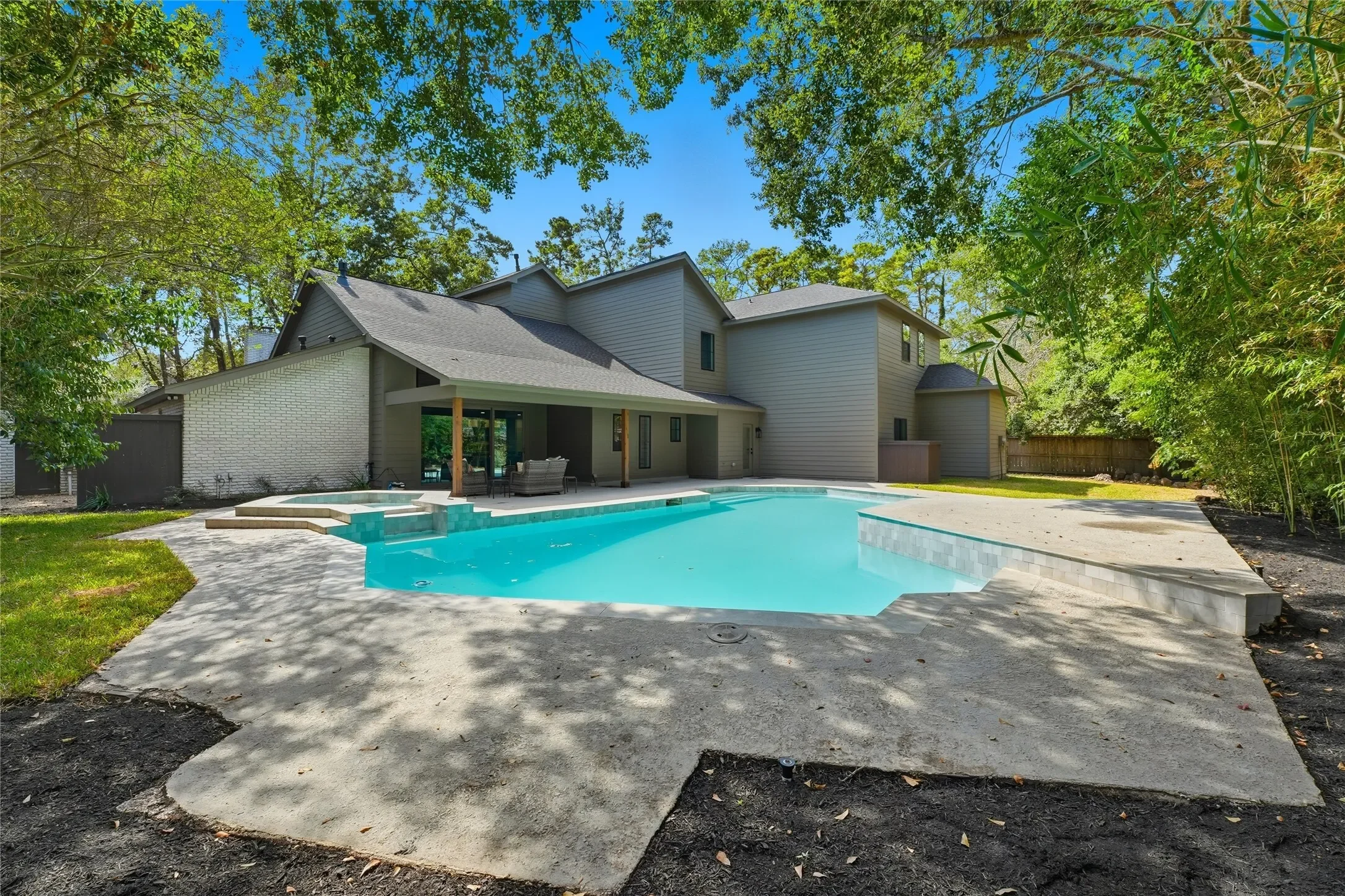 Exterior photo 5