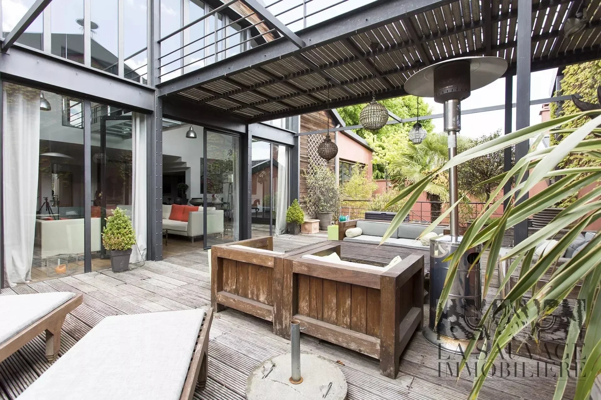 Exterior photo 5