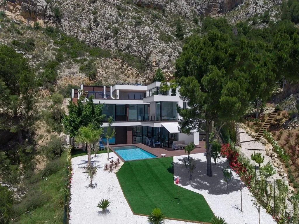 Exterior photo 2
