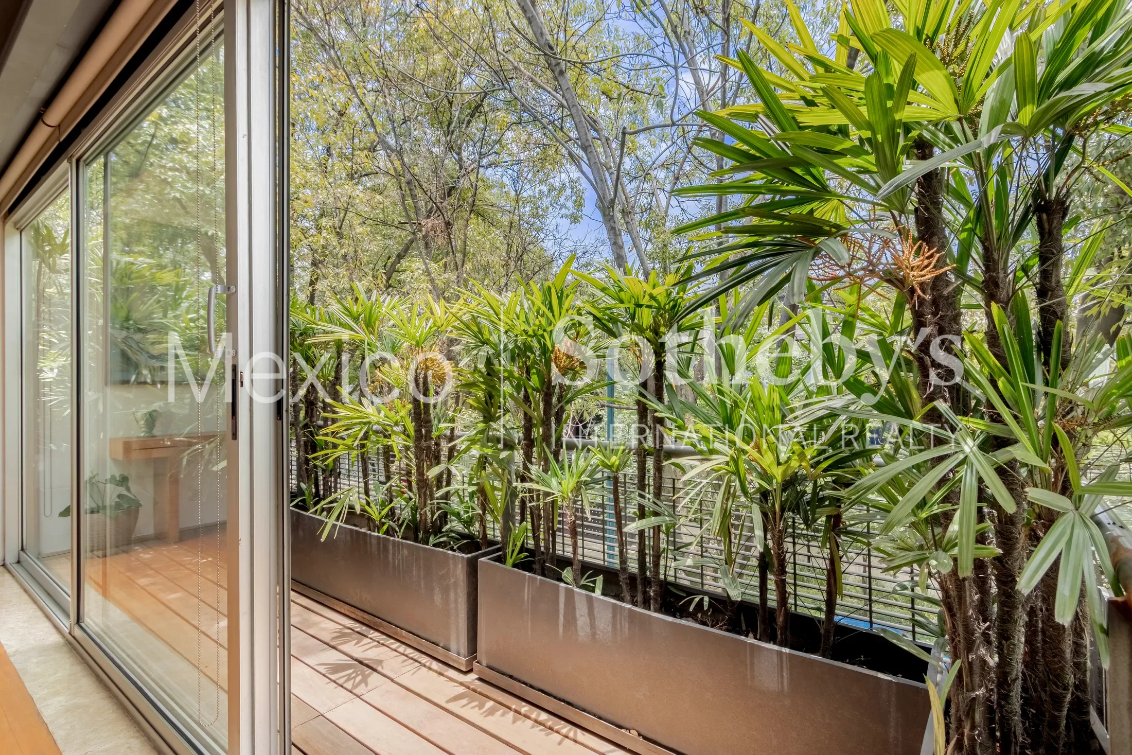 Exterior photo 1